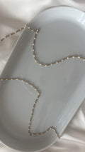 Chaîne à perles blanches