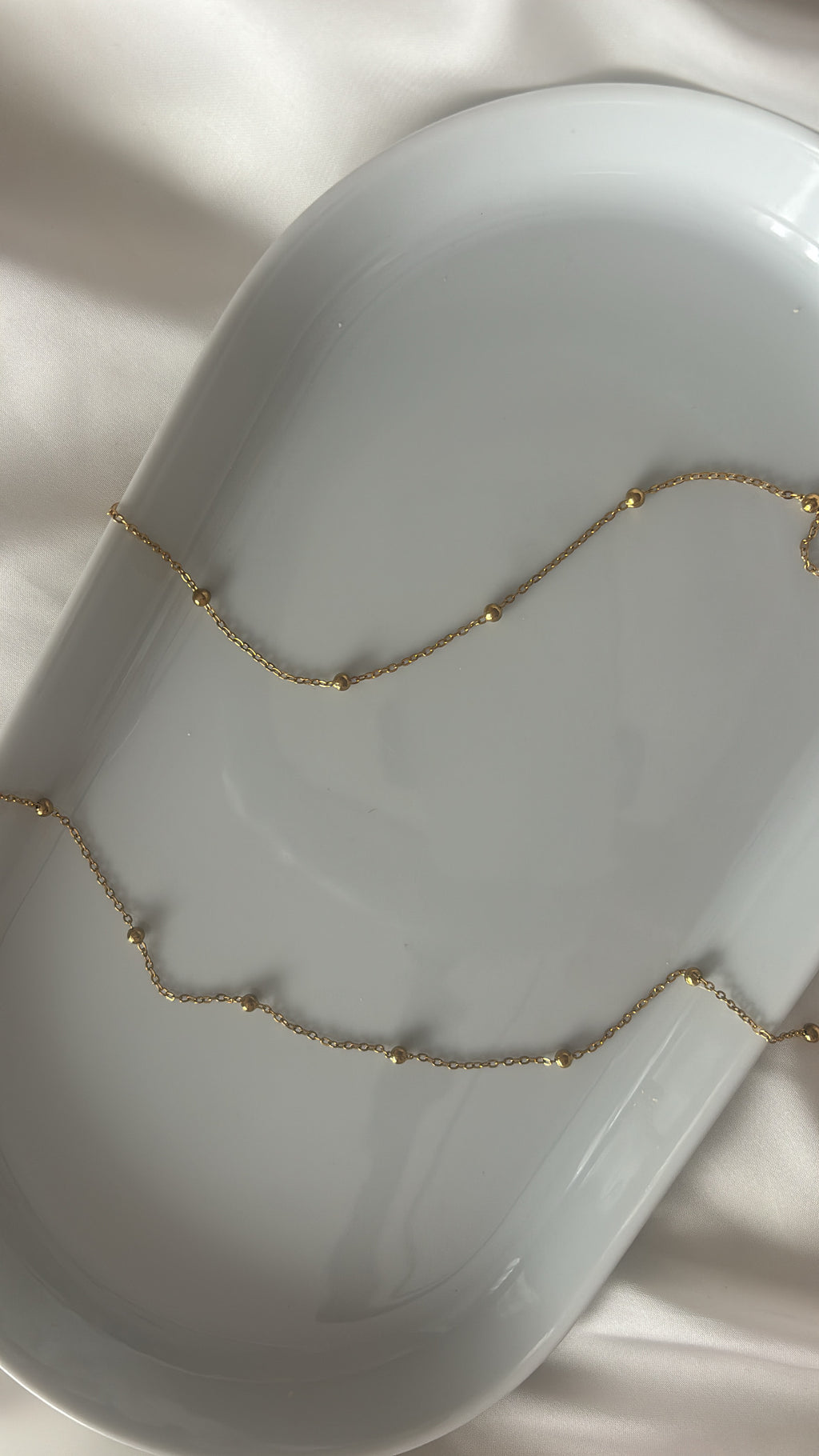 Chaîne à perles dorées