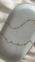 Chaîne à perles dorées